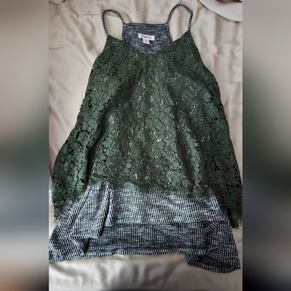 Cute breathable top. Classy and pairs well with dressing up or relaxed.